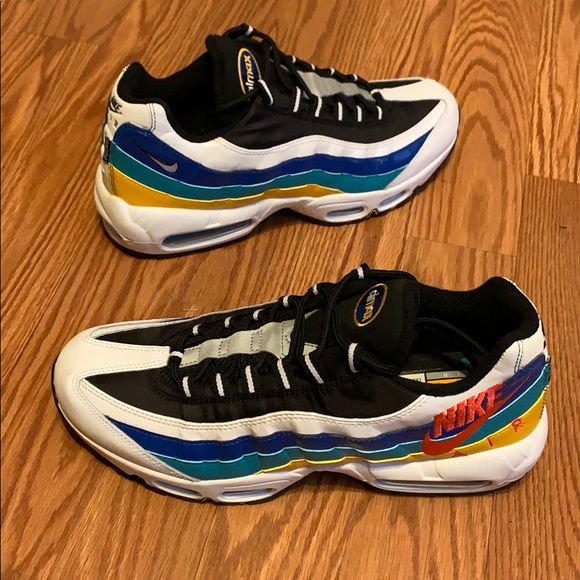 Nike AirMax 95 SE Windbreaker Sneaker - Picture 2 of 8